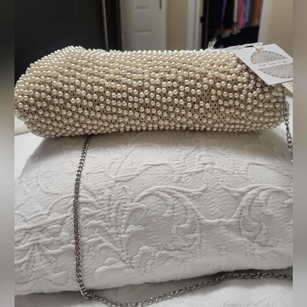 Elegant Cream Beaded Clutch with Curved Frame - Picture 7 of 15